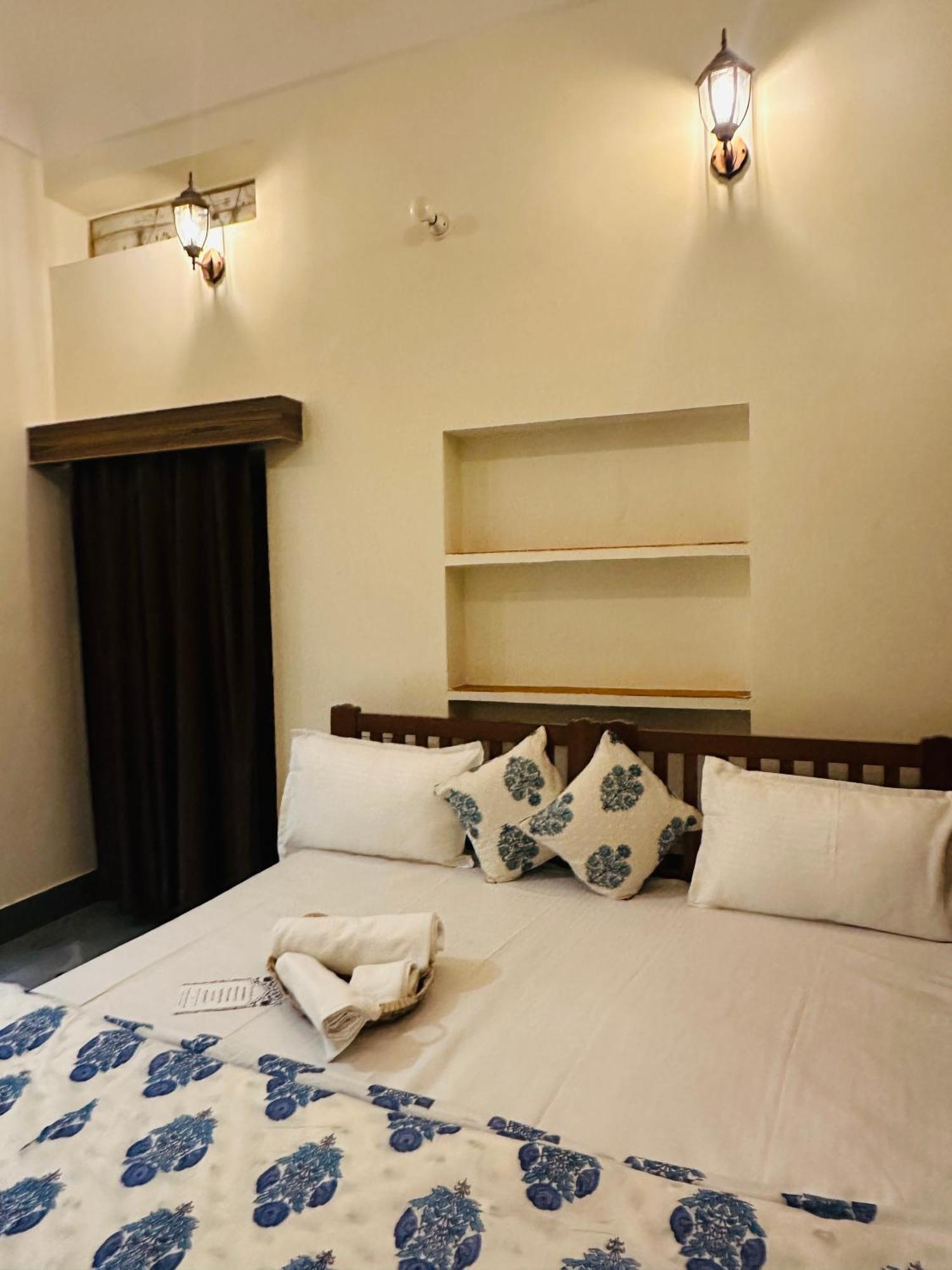 Hostel Travellers Village *