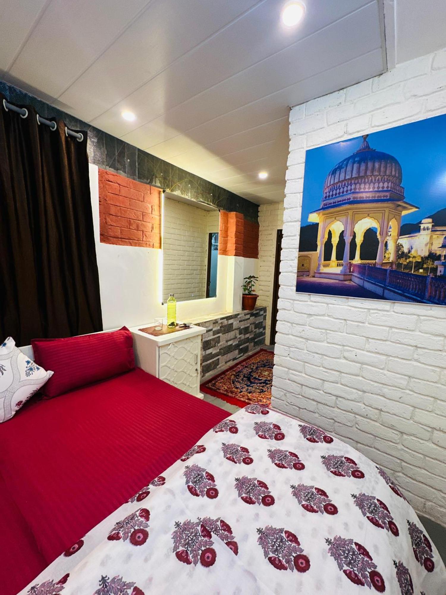 Hostel Travellers Village