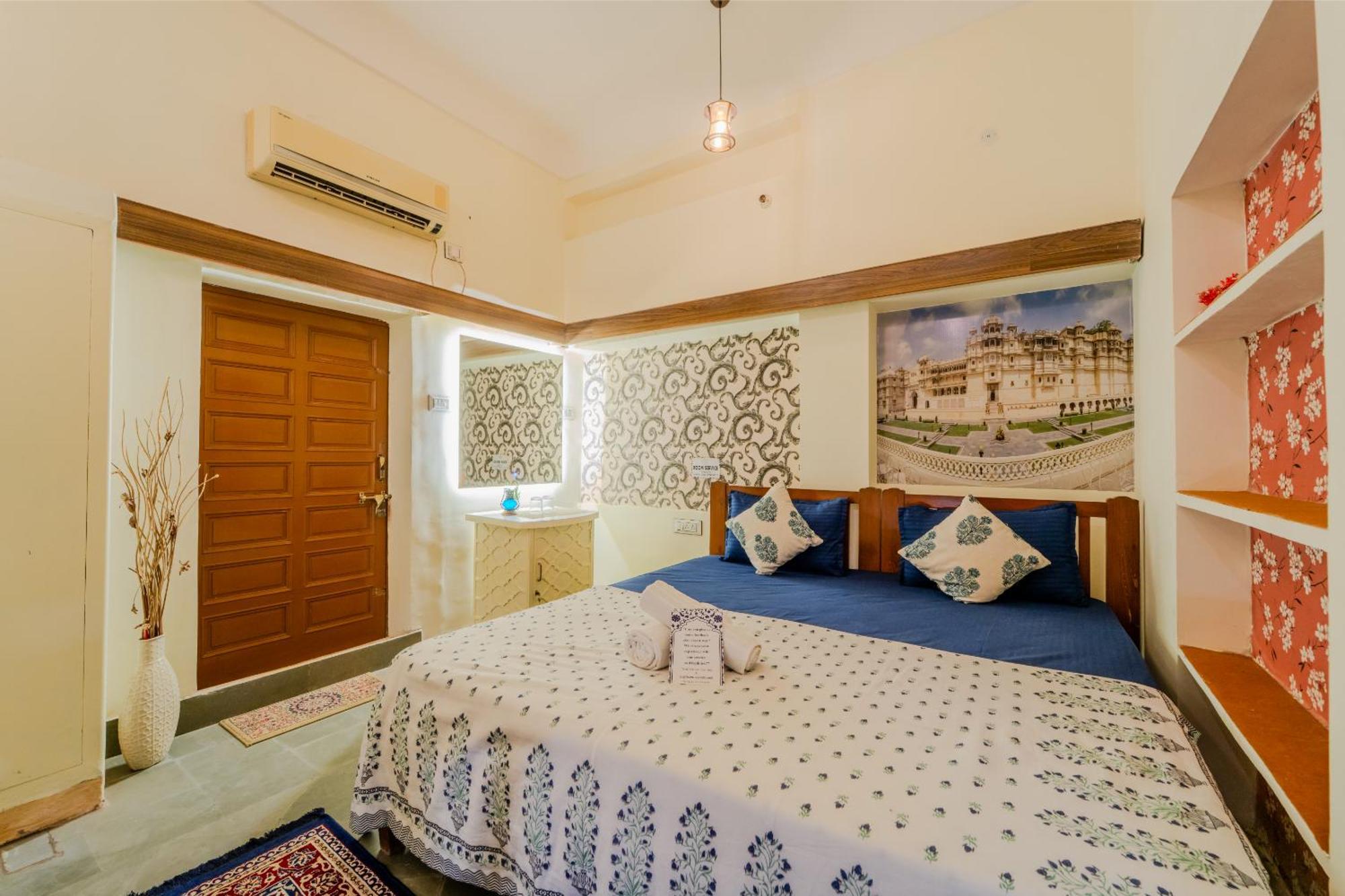 Travellers Village Hostel *